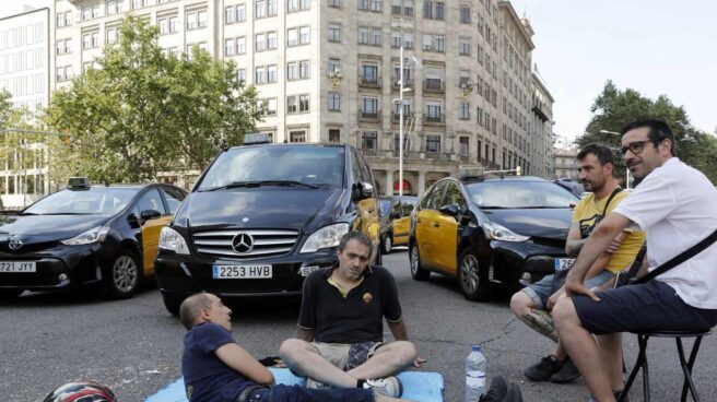 Crece la guerra del taxi: la huelga se extiende por toda España