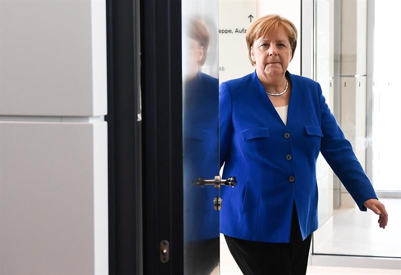 La canciller Merkel abre la puerta al inicio de la sesión del Bundestag.