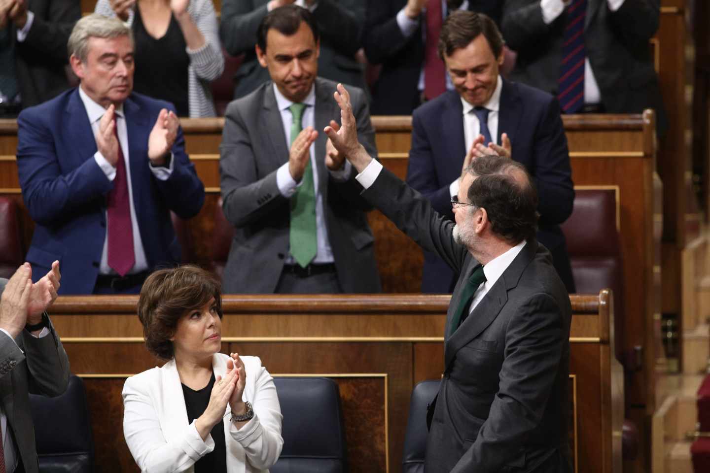Soraya Sáenz de Santamaría aplaude a Mariano Rajoy.
