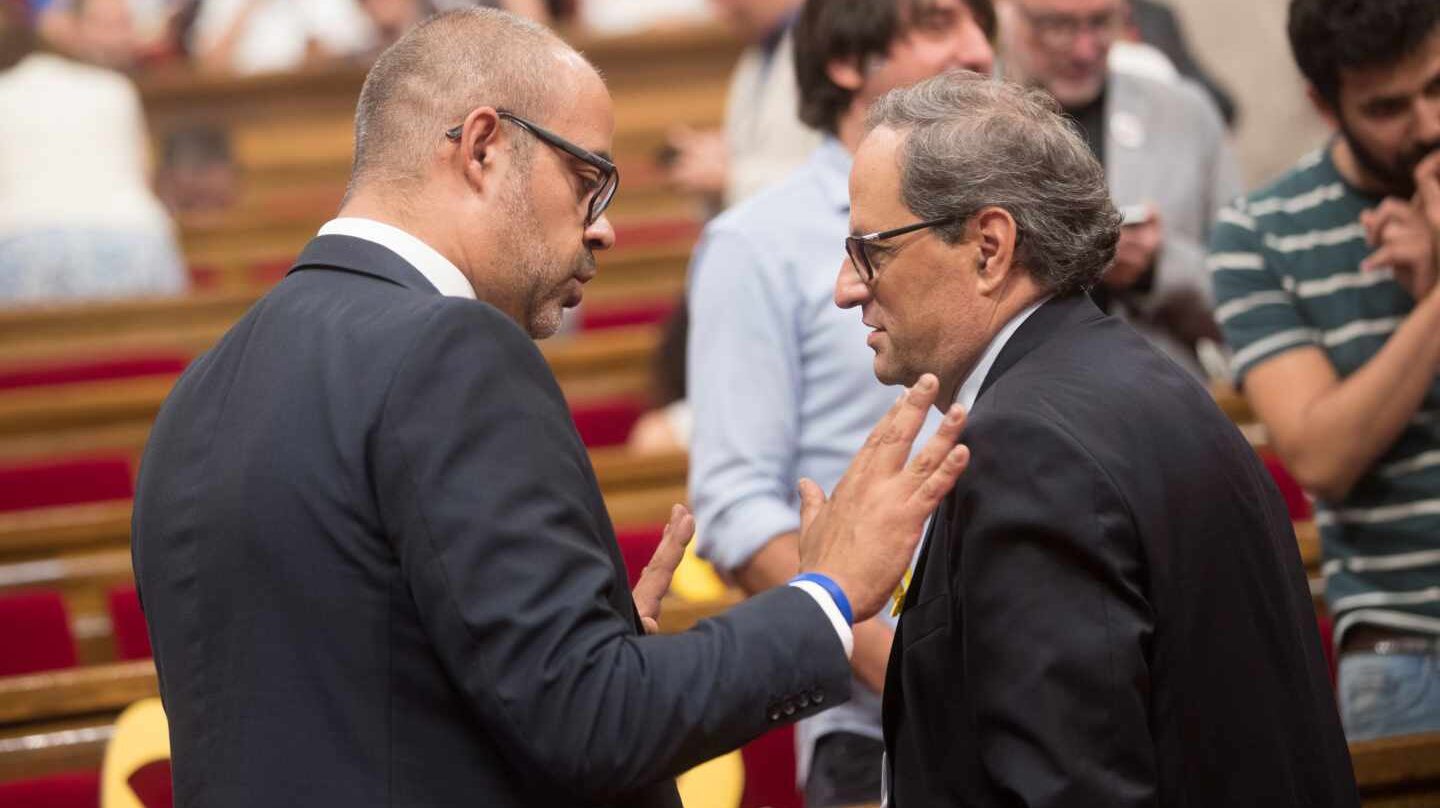 El presidente de la Generalitat, Quim Torra y el conseller de Interior Miquel Buch (i), tras la suspensión este mediodía del pleno a celebrar, en donde se esperaba resolver la situación de los diputados suspendidos por el Tribunal Supremo.