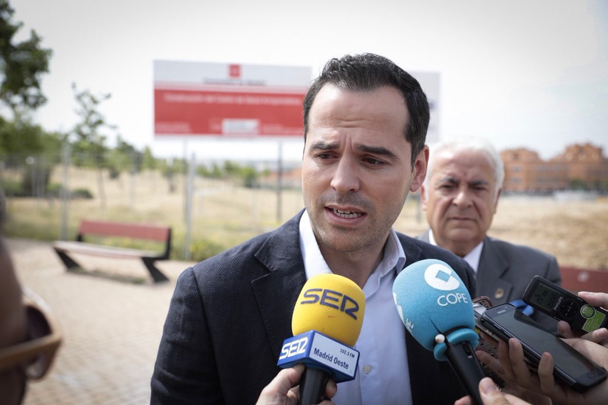 El líder de Cs Madrid, Ignacio Aguado, junto al regidor de Arroyomolinos ahora detenido, Carlos Ruipérez, el pasado 28 de mayo.