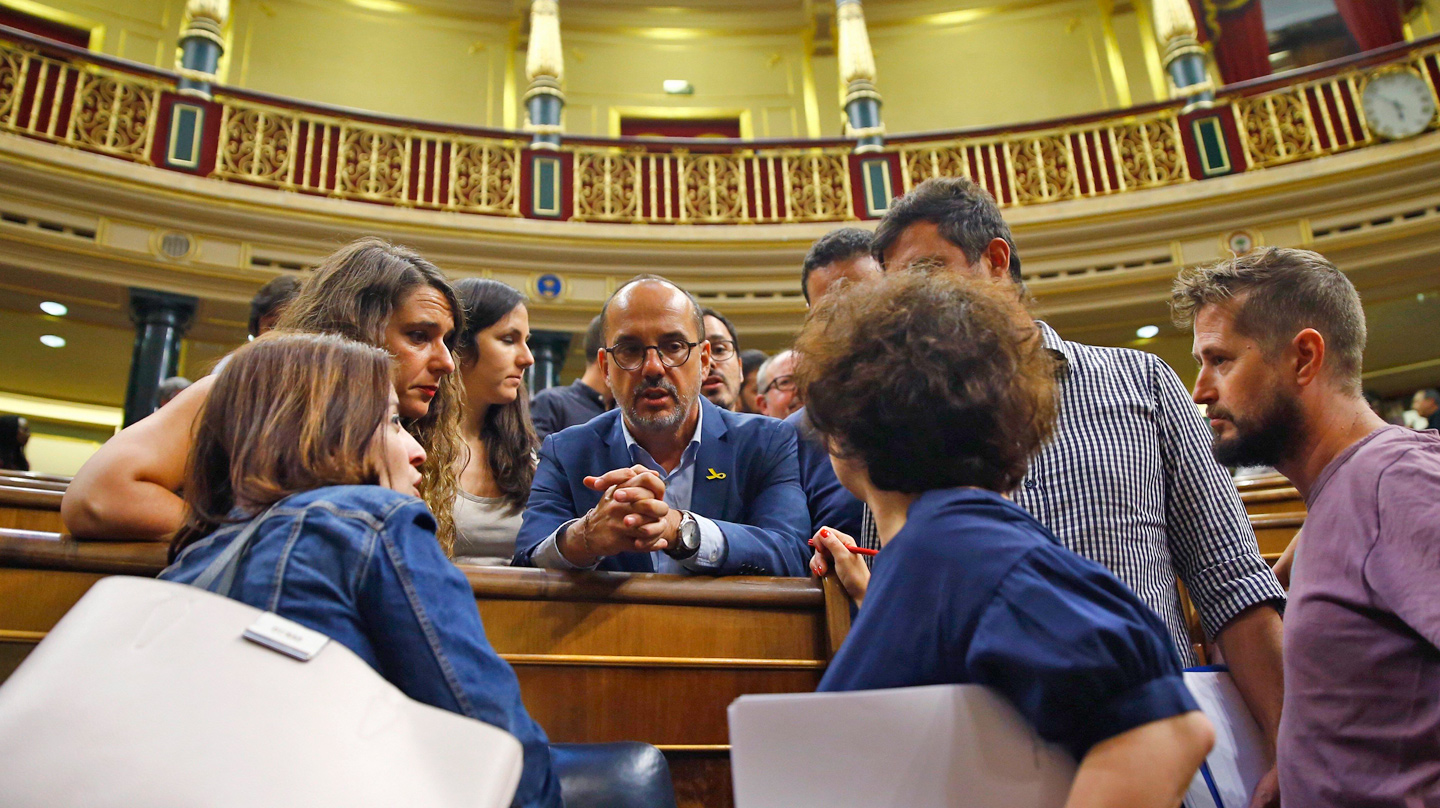El portavoz del PDeCAT en el Congreso, Carles Campuzano (c), conversa con varios diputados tras la votación en el cuarto Pleno extraordinario para completar la renovación del Consejo de Administración de RTVE