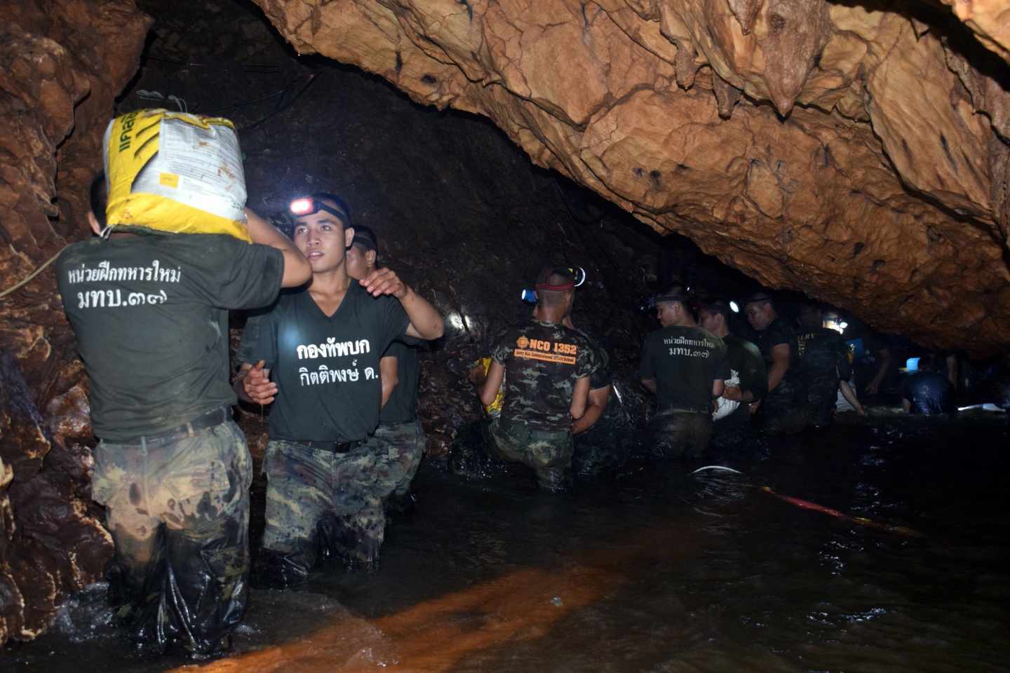 Soldados del ejército de Tailandia trabajan en el drenaje de los túneles de la cueva de Tham Luang.