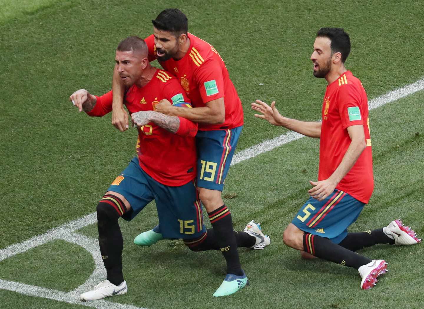 Sergio Ramos celebra el primer gol de España.