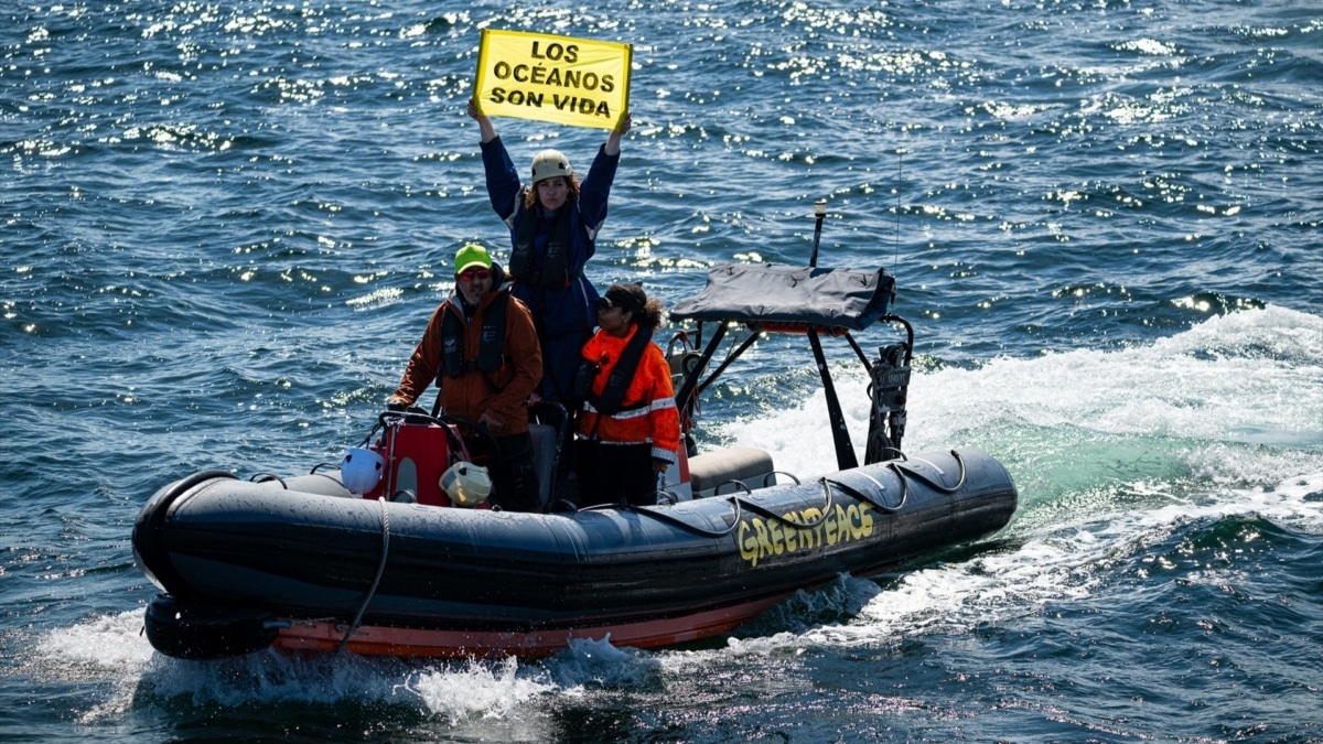 Acción de Greenpeace en la ría de Arousa contra la papelera Altri.