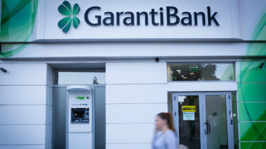 El colapso de la lira turca fulmina 2.500 millones de la inversión de BBVA en Garanti