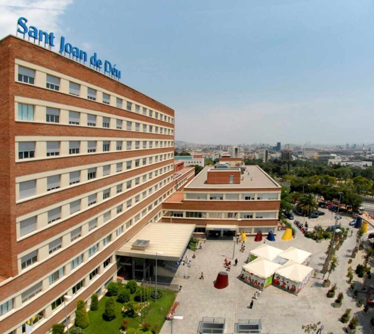 Los hospitales públicos de Cataluña abren las UCIS a los acompañantes las 24 horas