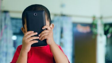 Francia prohíbe los teléfonos móviles en colegios e institutos