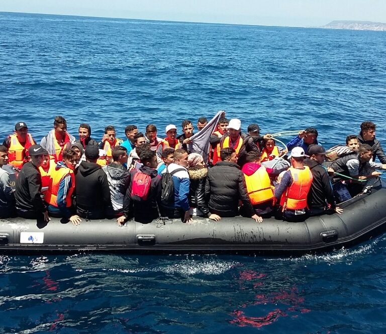 Llegan a puerto a 117 personas rescatadas de dos pateras en el mar de Alborán