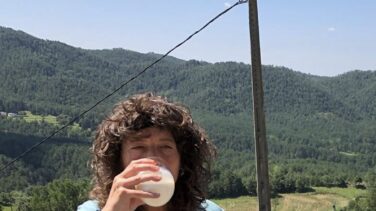 La consejera de Agricultura catalana, Teresa Jordà, se enreda con la leche cruda de vaca