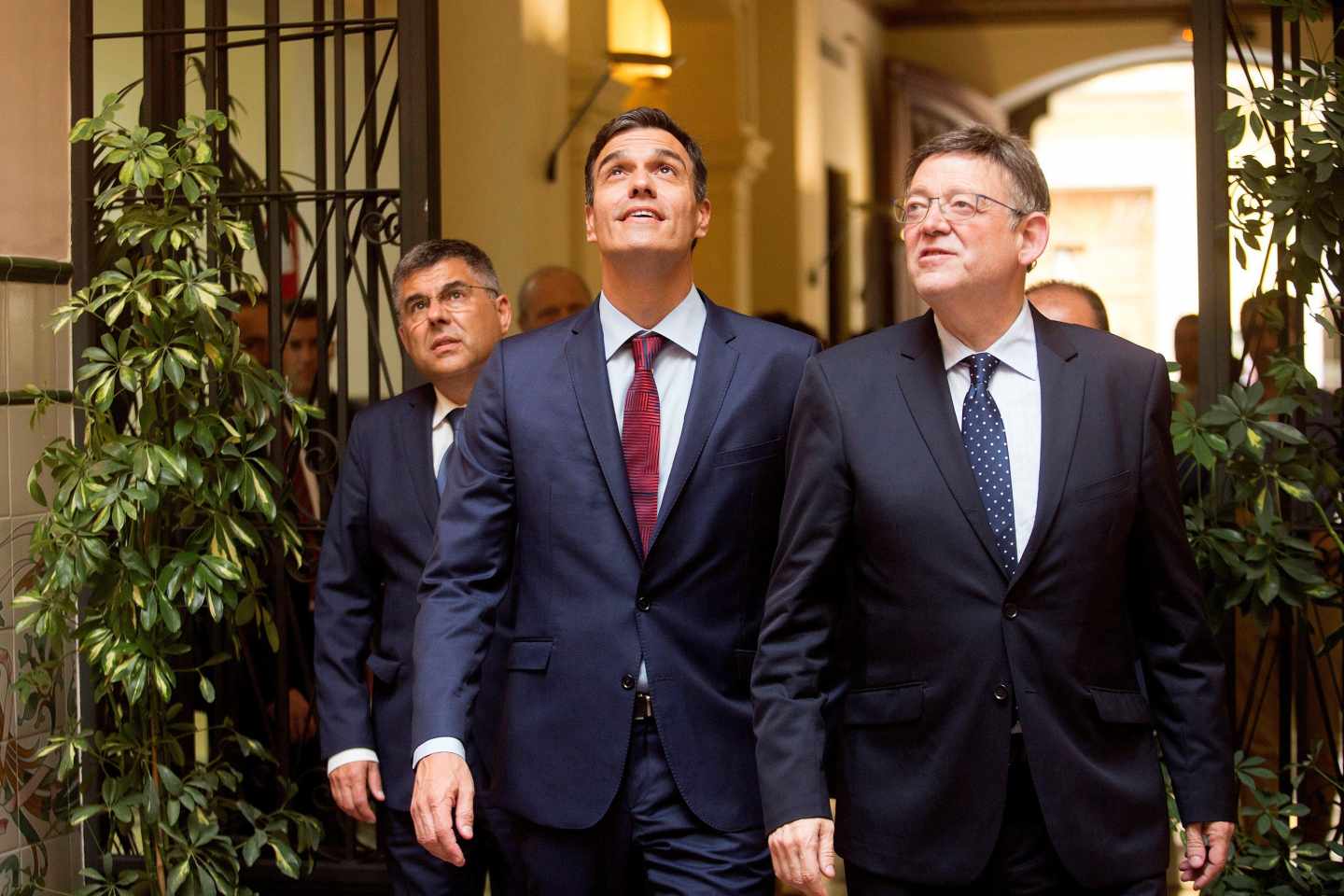 El presidente del Gobierno, Pedro Sánchez (c), junto al president de la Generalitat valenciana, Ximo Puig.