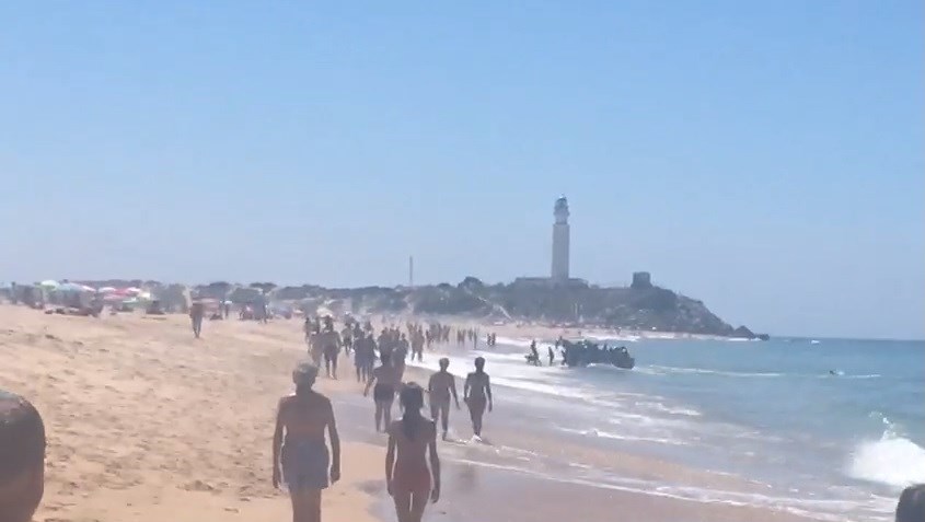 Inmigrantes llegando a la playa de Zahora, Cadiz.