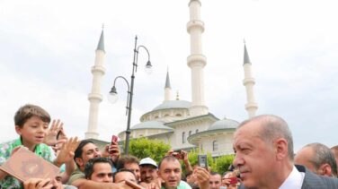 Erdogan dice que Turquía ganará "la guerra económica" mientras Trump anuncia nuevas sanciones