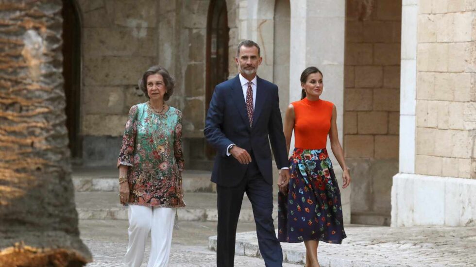 Los reyes Felipe y Letizia (d), acompañados por la reina Sofía, a su llegada a la recepción a representantes de todos los sectores de la sociedad balear, encabezada por la presidenta autonómica, Francina Armengol, hoy en el Palacio de la Almudaina, en Palma de Mallorca.