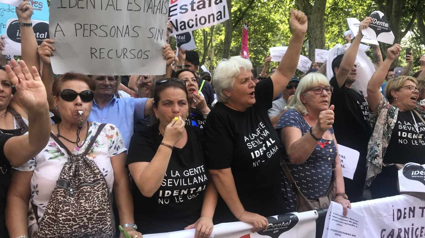 Manifestación de afectados de iDental frente al Ministerio de Sanidad en julio de 2018.