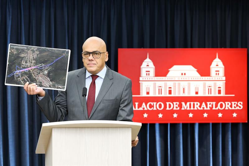 El ministro venezolano de Información, Jorge Rodríguez, informa sobre la confesión de Requesens.