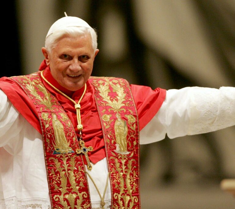 La salud de Benedicto XVI, "extremadamente frágil", según su biógrafo