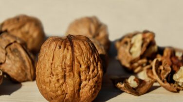 Comer nueces reduce el colesterol y los triglicéridos