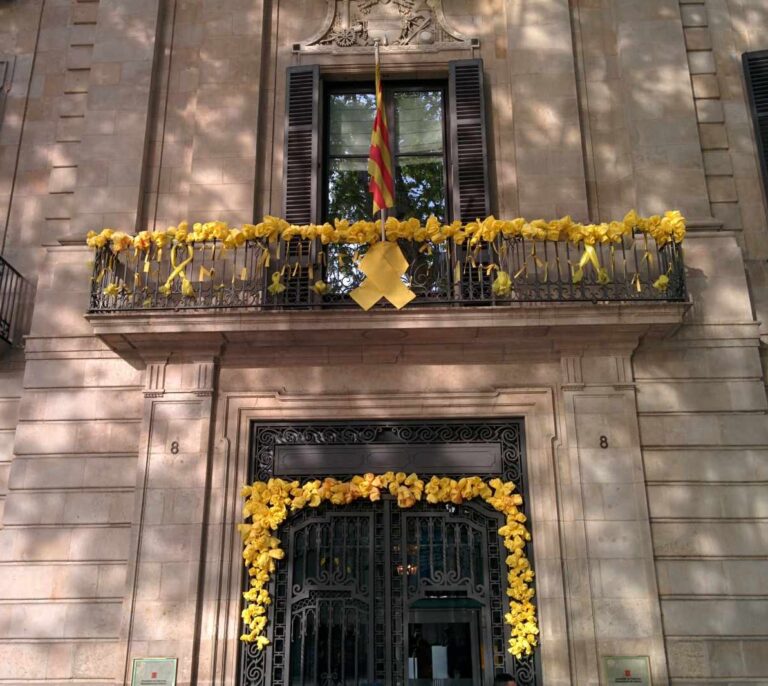 El Defensor del Pueblo pide retirar los símbolos ideológicos de los espacios públicos