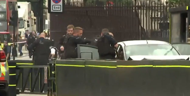 Dos peatones heridos tras estrellarse un coche contra las barreras del Parlamento británico