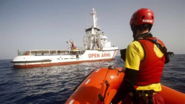 El buque Open Arms llega al puerto de Algeciras con 87 migrantes a bordo