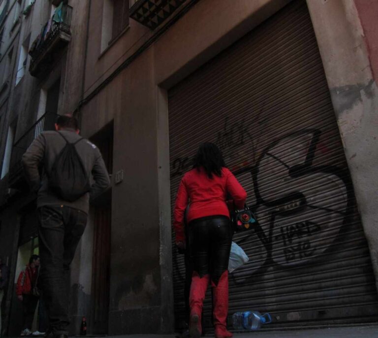 Liberan a una mujer antes de ser obligada a prostituirse por su pareja