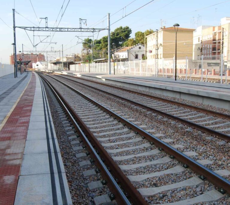 Adif sube un 92% los cánones a Renfe para contener su insostenible deuda por el AVE