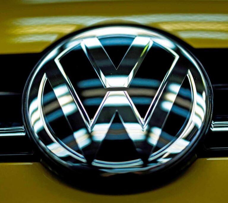 Bruselas investiga si BMW, Volkswagen y Daimler pactaron no reducir las emisiones