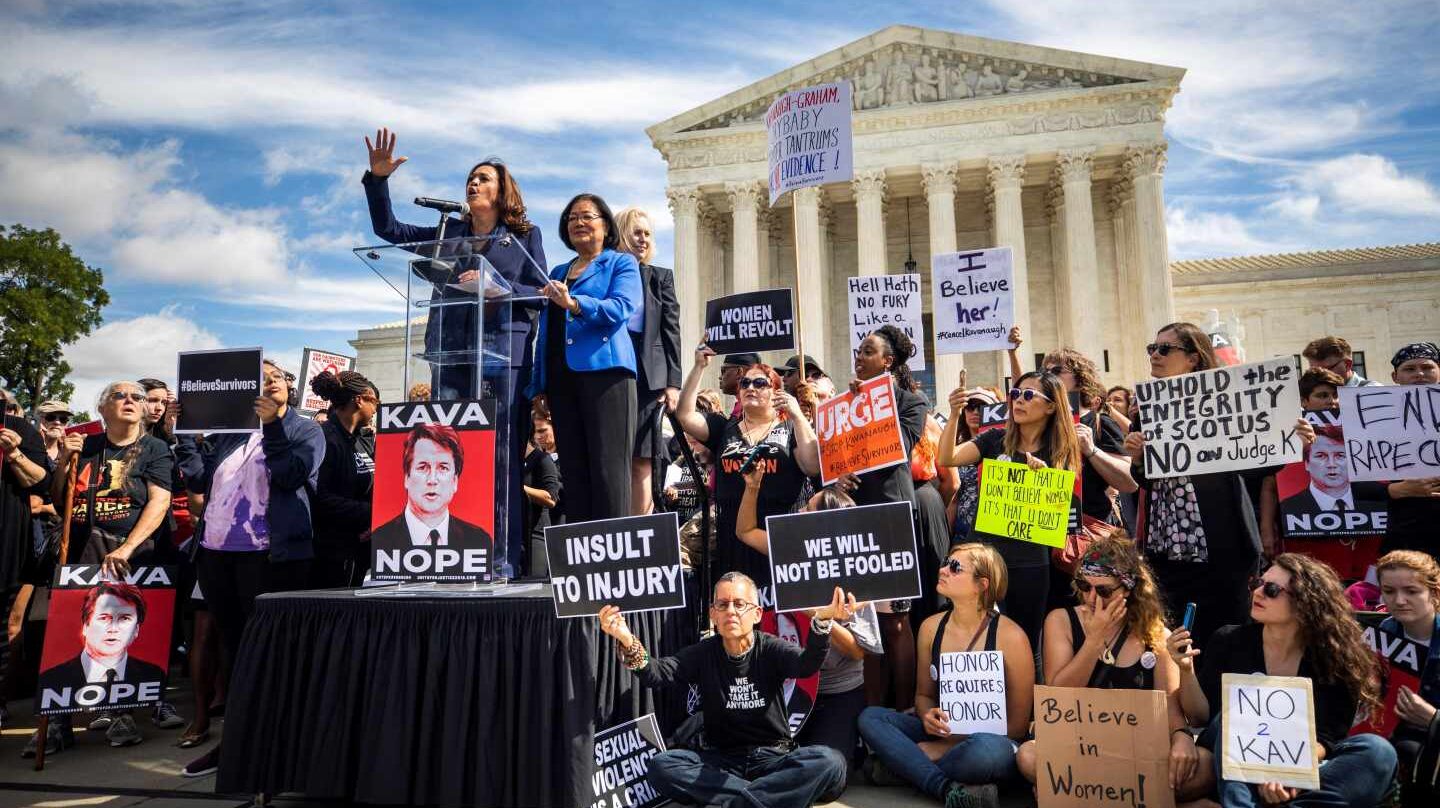 Kamala Harris, aspirante al Senado por Washington, encabeza una protesta ante el Supremo contra el juez Kavanaugh.