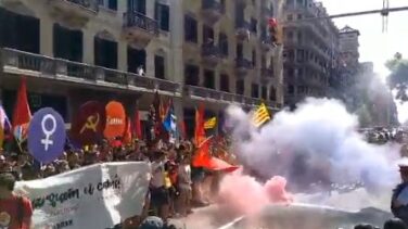 Las juventudes de la CUP lanzan botes de humo y pintura contra la sede de la Policía en Barcelona