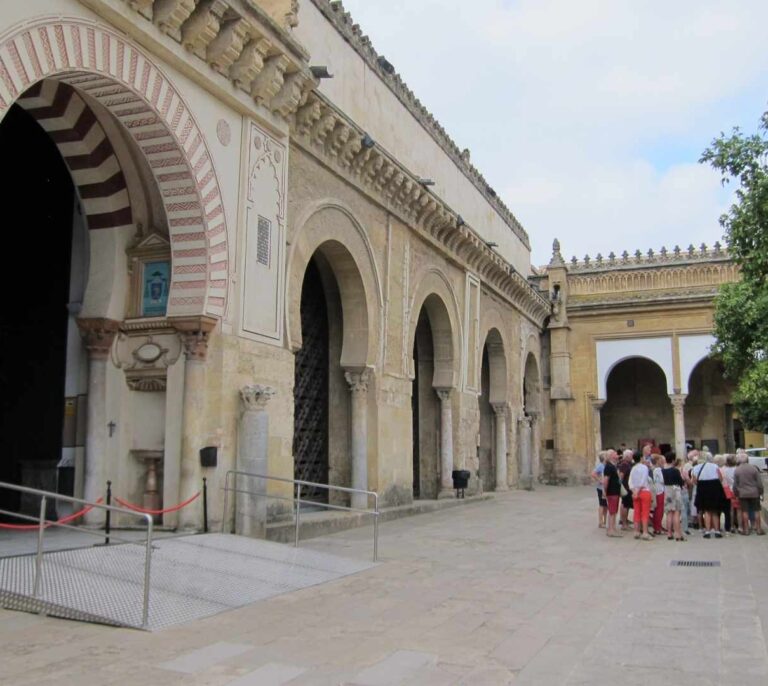 El Gobierno reclamará a la Iglesia los bienes de dominio público inscritos a su nombre