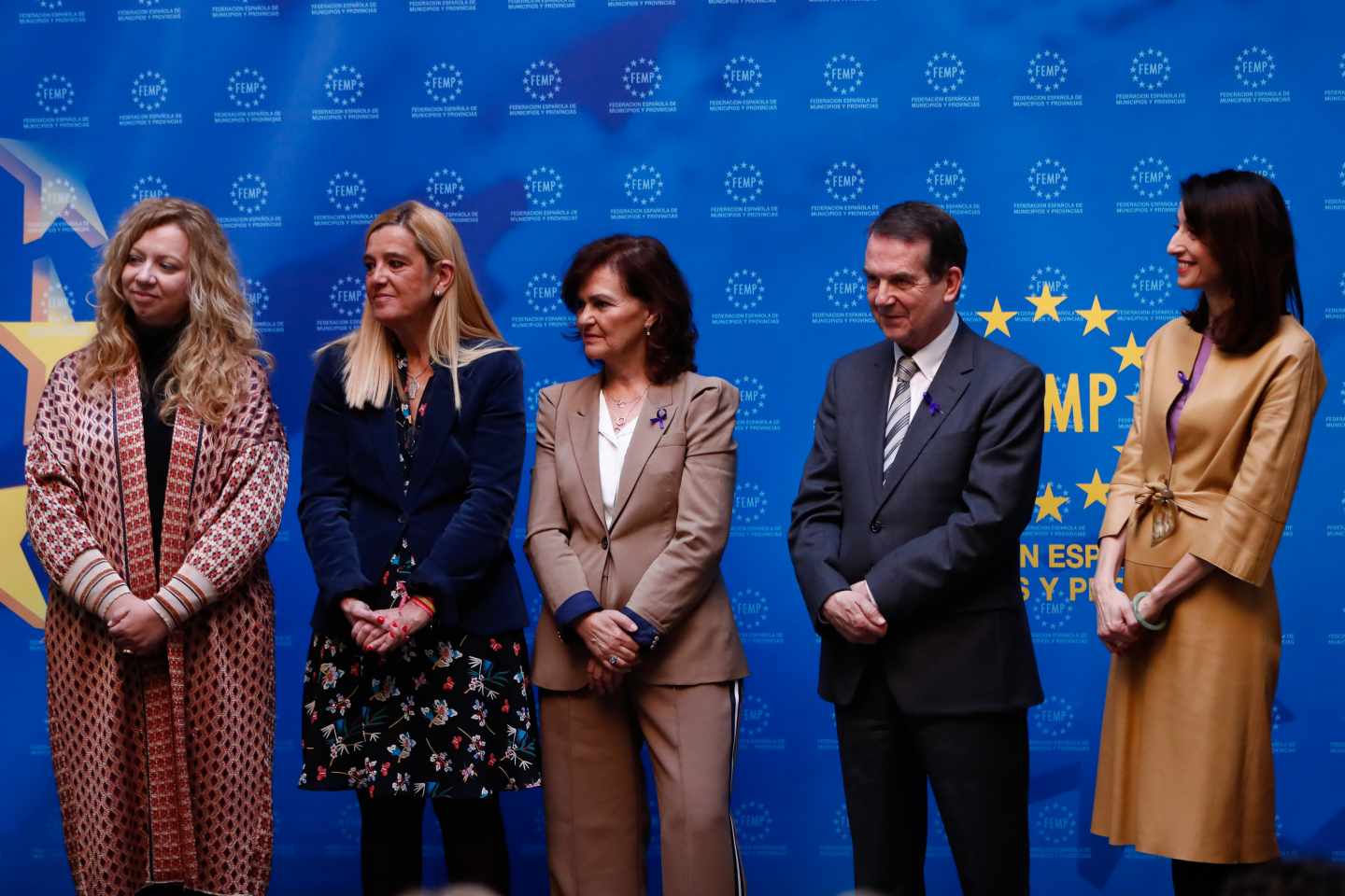 Pilar Llop (derecha), a finales de noviembre en los Premios del VI Concurso de Buenas Prácticas Locales contra la Violencia de Género.