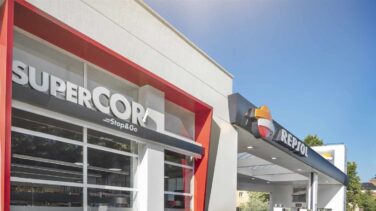Repsol y El Corte Inglés sellan una alianza para abrir 1.000 Supercor en las gasolineras