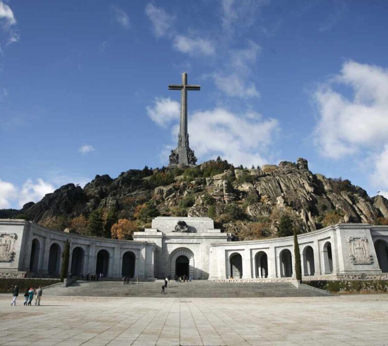 La Abogacía del Estado recusa al juez que suspendió las obras para exhumar a Franco