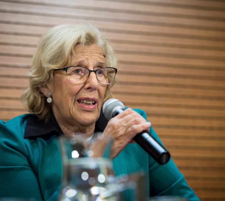 Carmena se echa a un lado en la guerra del taxi y abandona su papel como mediador