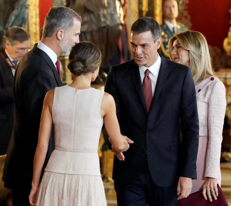 Moncloa culpa a la Casa Real del error de Sánchez y su esposa en el besamanos