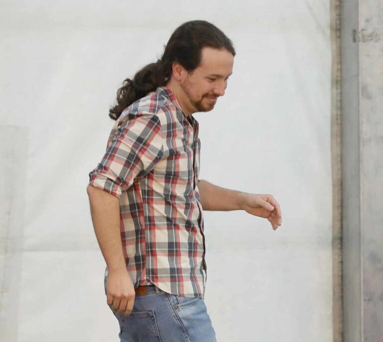 Iglesias es aclamado "presidente" y presume de "llevar al PSOE al lugar donde está"