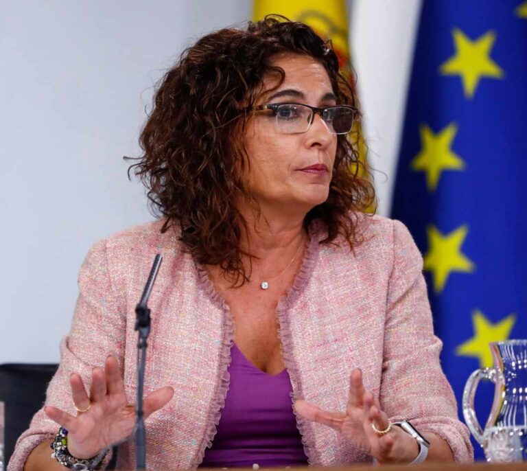 La ministra posibilista: de bajar impuestos en Andalucía con Cs a subirlos con Podemos
