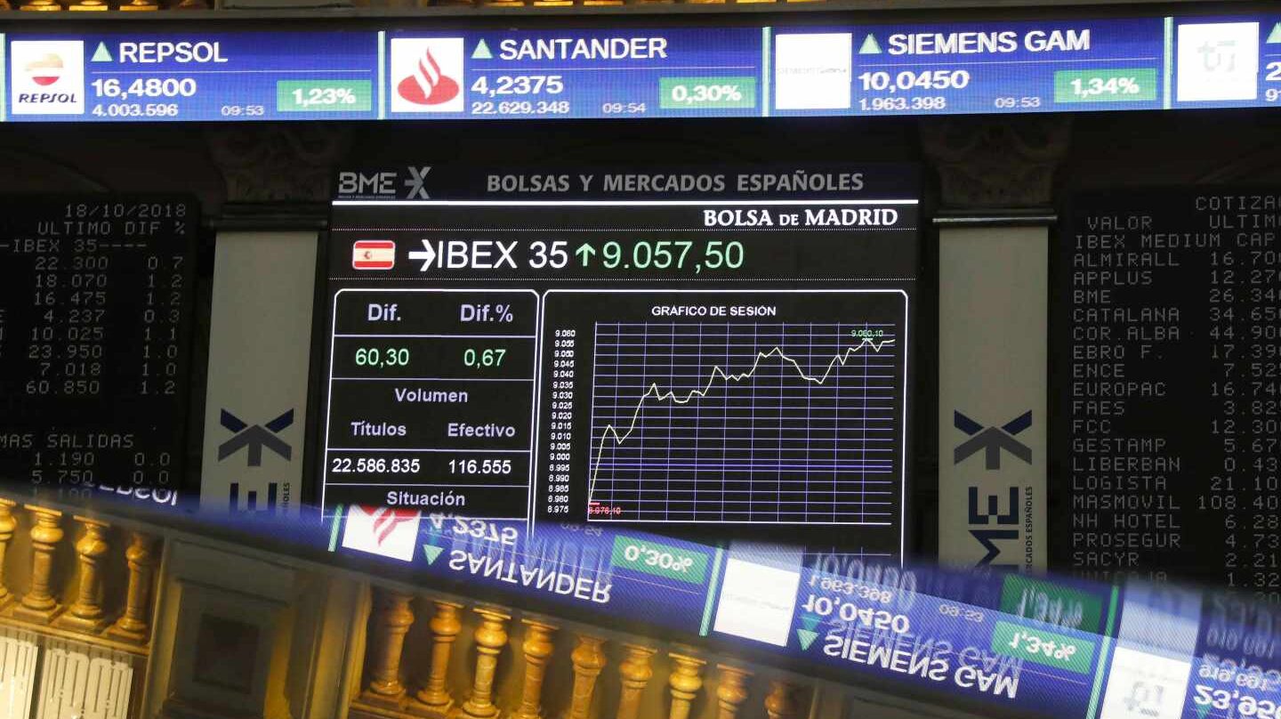 Pantallas de cotización en el interior de la Bolsa de Madrid.