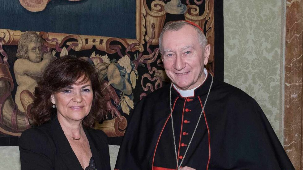 La vicepresidenta del Gobierno, Carmen Calvo, con el secretario del Vaticano, Pietro Parolin.