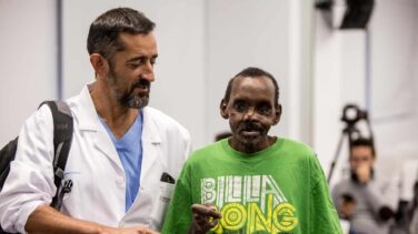 El doctor Cavadas reconstruye el rostro a un paciente keniano atacado por una hiena