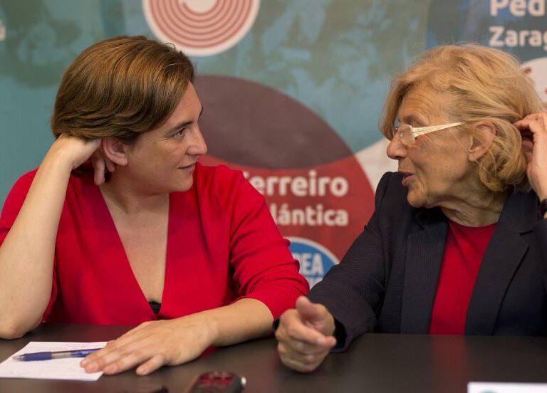 Colau tiene que salir en defensa de Carmena ante los ataques del independentismo