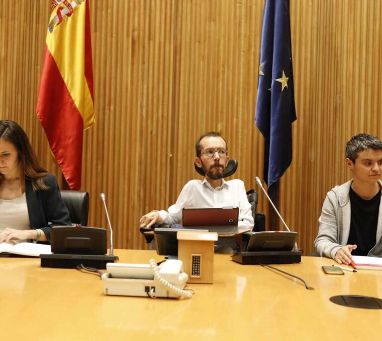 Podemos acusa al Gobierno de estar a los "pies" del rey y "sobreproteger" la monarquía