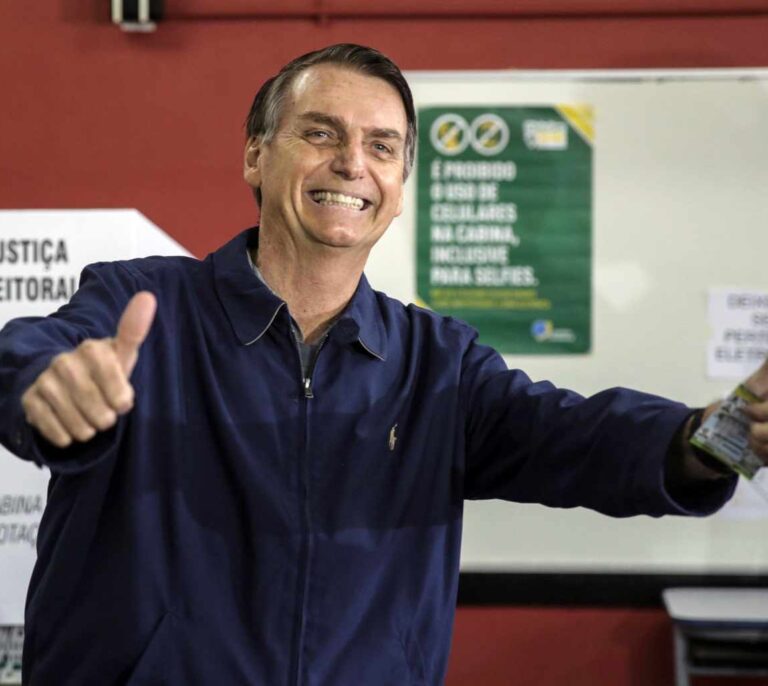 El ultra Bolsonaro gana con holgura en Brasil pero necesitará una segunda vuelta