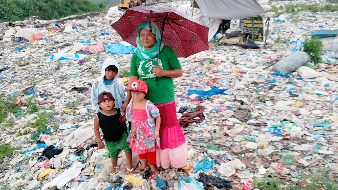 Rawaten, madre de 9 hijos en el vertedero de Marawi, Filipinas