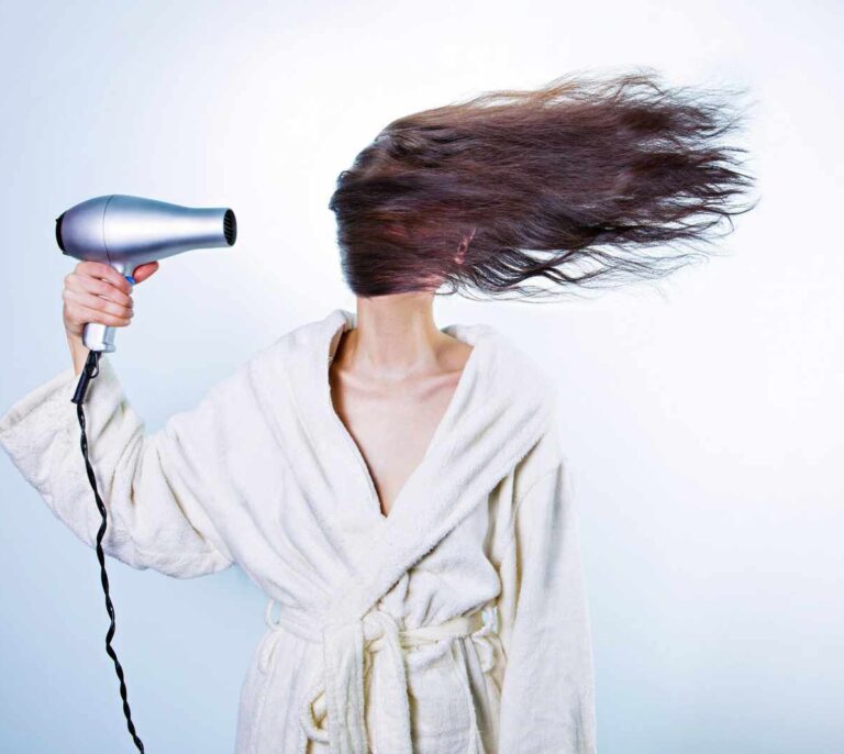 ¿Por qué se me cae el pelo en otoño?: todas las claves para evitar la pérdida de cabello