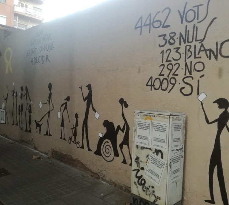 Críticas a Colau por borrar un mural de recuerdo al 1-O en un colegio de Barcelona