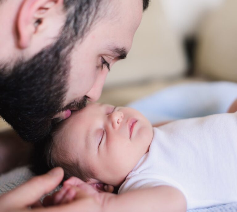 El Tribunal Constitucional estudiará la legalidad del decreto que amplía el permiso de paternidad