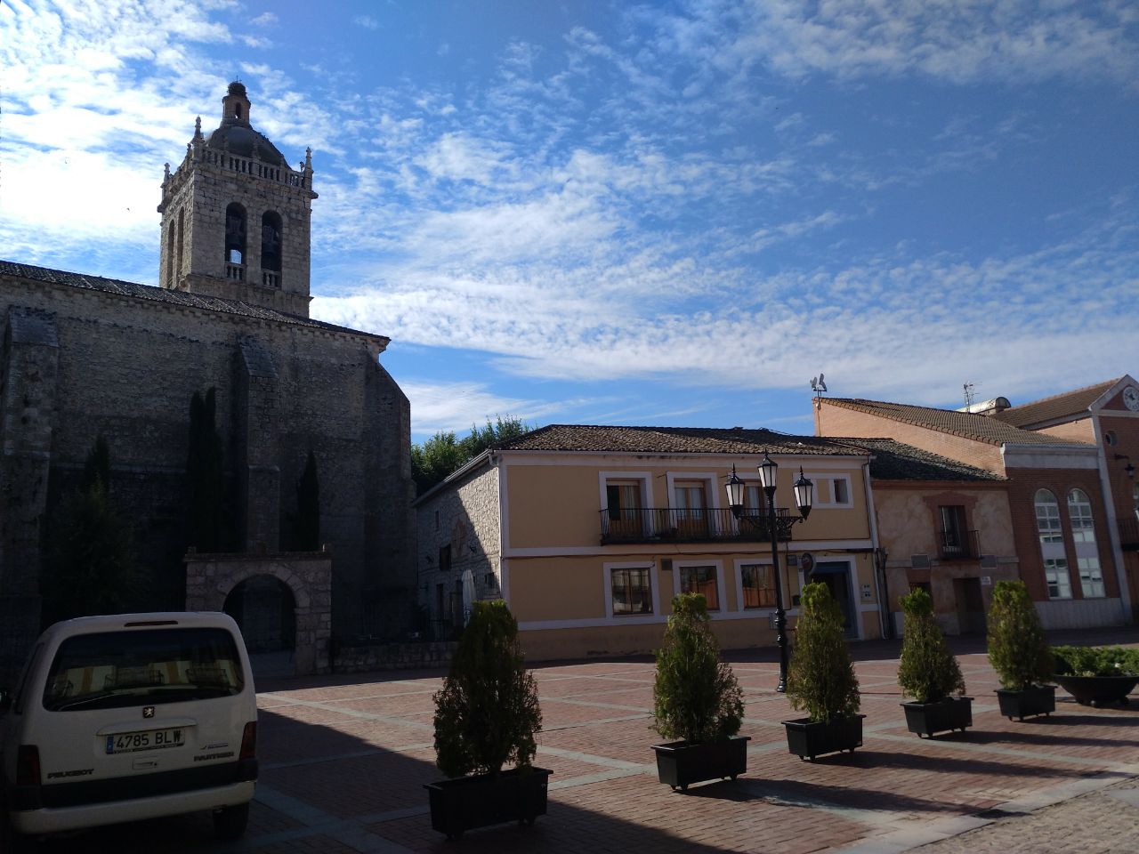 Plaza Mayor de Aldeamayor, con la soberbia Iglesia de San Martín de Tours a la izquierda.