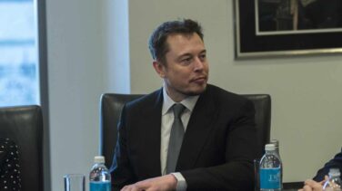 Tesla se dispara más de un 15% en bolsa tras la salida de Elon Musk de la presidencia